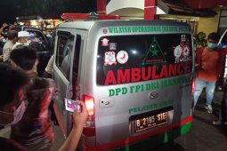 Ambulans pembawa jenazah pengawal Rizieq keluar dari RS Polri