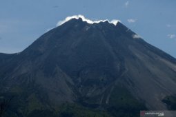 Gunung Merapi mengeluarkan guguran material sejauh  200 meter