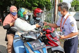 KAI Cirebon bagikan paket masker dan vitamin kepada pengguna jalan