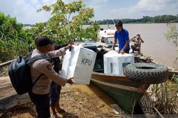 Polisi bantu KPU Muarojambi antar logistik Pilkada gunakan kapal