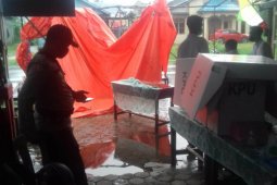 TPS 04 di RS Stagen berantakan diterpa angin
