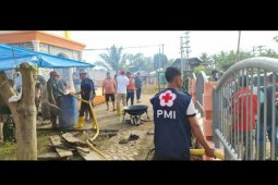 PMI distribusi air bersih bagi warga terdampak banjir