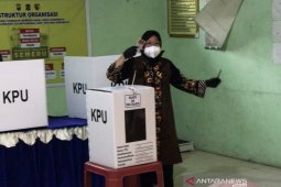 Pilkada Surabaya, Wali Kota Risma 20 detik di bilik suara gunakan hak suaranya