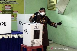 Wali Kota Risma gunakan hak suaranya di Pilkada Surabaya