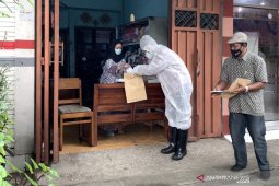 Pilkada Malang, petugas KPPS berpakaian APD datangi warga yang isolasi mandiri