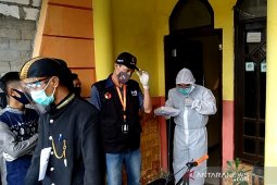 Petugas KPPS dengan APD datangi sejumlah pemilih di Gresik