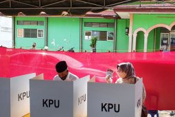 Bupati Banjar bersama isteri salurkan hak pilih di TPS 01