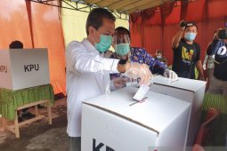 Bupati Syahirsah dicegat petugas pengukur suhu tubuh sebelum masuk bilik suara