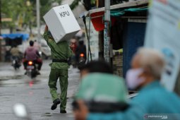 Distribusi  logistik Pilkada Surabaya ke TPS