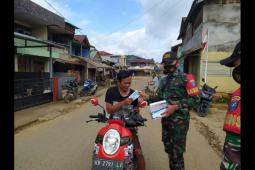 Koramil Air Besar bagikan masker gratis ke masyarakat