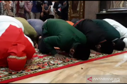 Pilkada Gresik: Gus Yani sujud syukur lihat hasil hitung cepat, Qosim juga klaim unggul