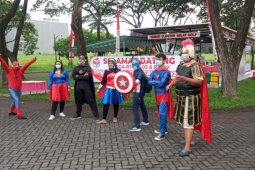Petugas TPS 14 Jeruk Kota Surabaya pakai kostum "superhero"