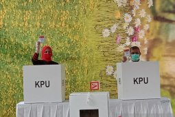 Tiga calon Bupati Jember mencoblos ditemani keluarga di Pilkada jember