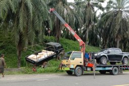 Pickup muatan kepiting sudah dievakuasi menggunakan truk kren di Aceh Tamiang