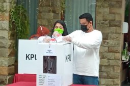 Bobby Nasution dan Kahiyang Ayu mencoblos  di TPS 022