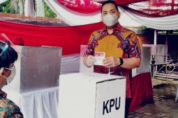 Waka DPRD Pinto Jayanegara Salurkan Hak Suaranya di TPS 08