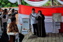 Gubernur Fachrori berikan hak suaranya di TPS 08 Telanaipura