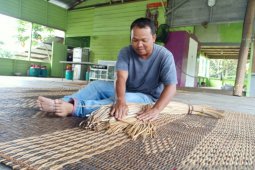 Produktivitas perajin perbatasan meningkat berkat hadirnya listrik dari PLN