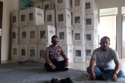 Polisi jaga gudang logistik PPK usai pemungutan suara di Serang