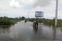 Terendam banjir, jalan lintas kecamatan di Aceh Utara masih sulit diterobos