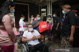 Bupati Gianyar serahkan bantuan kursi roda