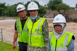 Selama terjadi banjir, PDAM Tirtanadi terus  membantu warga