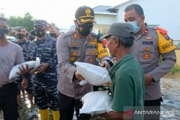 PolIsi-TNI AL beri bantuan ke warga terdampak banjir di Tanjungbalai
