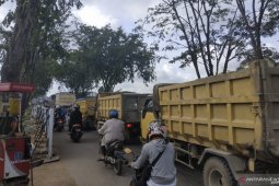 Antrian panjang kendaraan dampak perbaikan oprit Jembatan Paralel Landak
