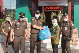 Kajati Aceh salurkan sembako untuk korban banjir Aceh Timur