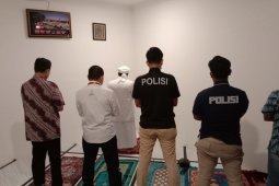 Rizieq dan polisi tunaikan shalat berjamaah