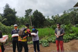 Polres Bangka Barat salurkan bantuan beras ke warga Desa Kundi