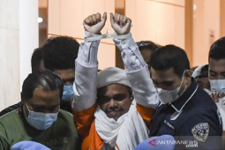 Rizieq Shihab menuju mobil tahanan