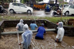 Petugas Dinas PUPR kota Denpasar bersihkan sungai antisipasi banjir