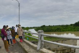 Risma pastikan tanggul Kali Lamong di wilayah Surabaya kuat tampung air