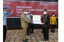 Pemkab Kapuas Hulu dapat penghargaan dari menteri terkait HAM