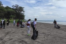 Komunitas Banyuwangi bersih-bersih di kawasan Geopark Ijen