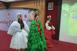 Mahasiswa Ubaya rancang gaun bertema Natal serupa sinterklas