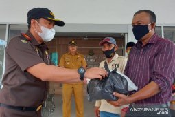 Kejari TBA bagikan sembako kepada warga terdampak banjir
