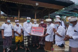 Bupati Gianyar bantu pura terkena bencana