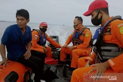 Pompong terjepit dua kapal tabrakan, awaknya selamat setelah melompat