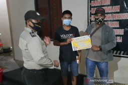 Papan informasi COVID-19 tersedia di depan Polsek Kintap