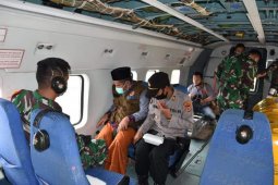 Naik helikopter, Bupati Sarkawi dan Danrem Lilawangsa pantau kondisi hulu sungai