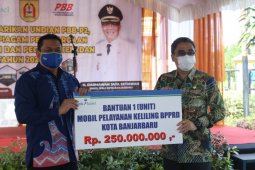 Bank Kalsel berikan mobil pelayanan keliling kepada Pemko Banjarbaru