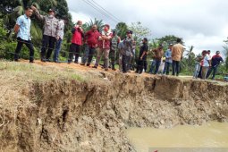 Abrasi ancam badan jalan kampung di Aceh Tamiang