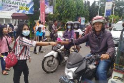 Penyandang disabilitas bagi bunga  kepada warga Pematangsiantar
