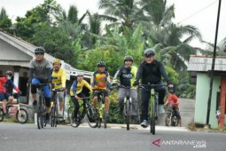 Bersepeda sejauh 23km, Gubernur Erzaldi Natak Kampung