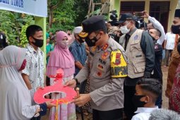 Kapolda Aceh serahkan tiga rumah untuk korban kebakaran di Aceh Timur