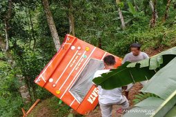 Dua penumpang kereta "kelinci" tewas masuk jurang di Batang