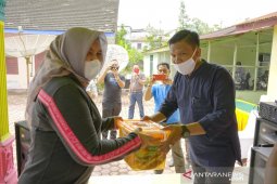 Warga Asahan korban banjir terima bantuan dari Ketua PKK Sumut
