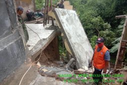 Delapan rumah rusak akibat ongsor di Lebak